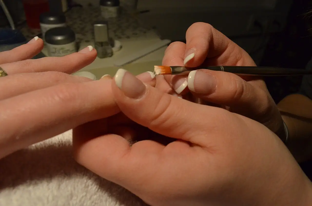 Dua Lipa’s ‘Midnight Emerald Cat-Eye’ Manicure Is the Winter Nail Trend to Try